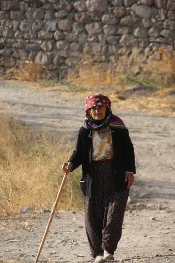 Tunceli ilinin Pertek İlçesine bağlı Kürmeş Köyünde ölen kişinin meziyetleri, zanaatı, mesleği mezar taşlarına resmediliyor. asırlardır süren gelenek günümüzde de sürdürülüyor.
