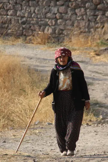 Tunceli ilinin Pertek İlçesine bağlı Kürmeş Köyünde ölen kişinin meziyetleri, zanaatı, mesleği mezar taşlarına resmediliyor. asırlardır süren gelenek günümüzde de sürdürülüyor.
