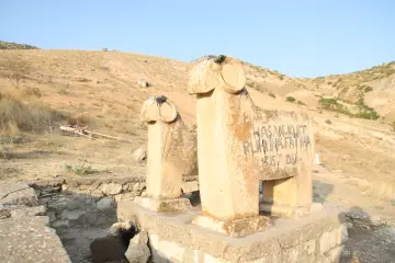 Tunceli ilinin Pertek İlçesine bağlı Kürmeş Köyünde ölen kişinin meziyetleri, zanaatı, mesleği mezar taşlarına resmediliyor. asırlardır süren gelenek günümüzde de sürdürülüyor.