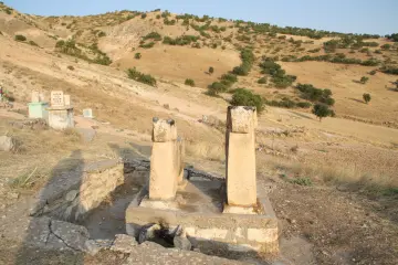 Tunceli ilinin Pertek İlçesine bağlı Kürmeş Köyünde ölen kişinin meziyetleri, zanaatı, mesleği mezar taşlarına resmediliyor. asırlardır süren gelenek günümüzde de sürdürülüyor.