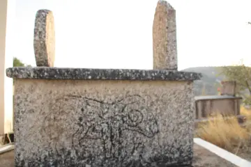 Tunceli ilinin Pertek İlçesine bağlı Kürmeş Köyünde ölen kişinin meziyetleri, zanaatı, mesleği mezar taşlarına resmediliyor. asırlardır süren gelenek günümüzde de sürdürülüyor.