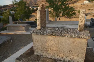 Tunceli ilinin Pertek İlçesine bağlı Kürmeş Köyünde ölen kişinin meziyetleri, zanaatı, mesleği mezar taşlarına resmediliyor. asırlardır süren gelenek günümüzde de sürdürülüyor.