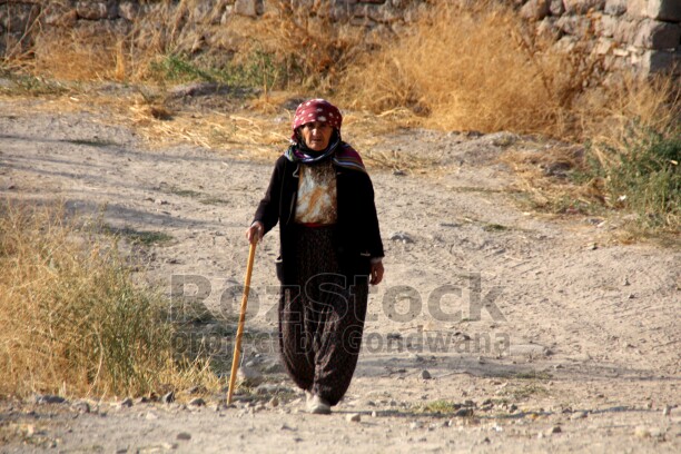 Tunceli ilinin Pertek İlçesine bağlı Kürmeş Köyünde ölen kişinin meziyetleri, zanaatı, mesleği mezar taşlarına resmediliyor. asırlardır süren gelenek günümüzde de sürdürülüyor.