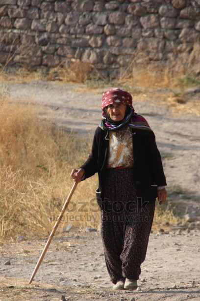 Tunceli ilinin Pertek İlçesine bağlı Kürmeş Köyünde ölen kişinin meziyetleri, zanaatı, mesleği mezar taşlarına resmediliyor. asırlardır süren gelenek günümüzde de sürdürülüyor.