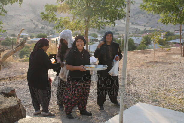 Tunceli ilinin Pertek İlçesine bağlı Kürmeş Köyünde ölen kişinin meziyetleri, zanaatı, mesleği mezar taşlarına resmediliyor. asırlardır süren gelenek günümüzde de sürdürülüyor.