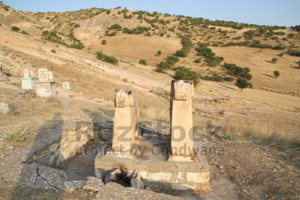 Tunceli ilinin Pertek İlçesine bağlı Kürmeş Köyünde ölen kişinin meziyetleri, zanaatı, mesleği mezar taşlarına resmediliyor. asırlardır süren gelenek günümüzde de sürdürülüyor.