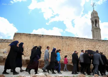 Mezopotamya'nın kadim halklarından Süryaniler, kendi topraklarından vazgeçmiyor. Mardin'in Midyat İlçesine bağlı İnverdo Köyünde yaşamlarını tarım ve havancılık ile sürdürüyor. Bir cenaze merasiminde kilisede toplanan köylüler, dini inanç ritüeli eşliğinde defin işlemi gerçekleştiriyor.