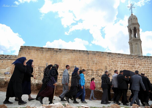 Mezopotamya'nın kadim halklarından Süryaniler, kendi topraklarından vazgeçmiyor. Mardin'in Midyat İlçesine bağlı İnverdo Köyünde yaşamlarını tarım ve havancılık ile sürdürüyor. Bir cenaze merasiminde kilisede toplanan köylüler, dini inanç ritüeli eşliğinde defin işlemi gerçekleştiriyor.