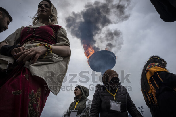 21 Mart 2025 Diyarbakır Amed Newrozunda geleneksel kıyafetli kadınlar ve yükselen Newroz ateşi eşliğinde özgürlük coşkusu.