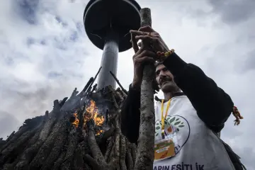 21 Mart 2025 Diyarbakır Amed Newrozunda Newroz ateşinin yakılması, meşale, alevler ve kutlama coşkusu.