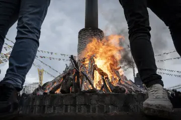 21 Mart 2025 Diyarbakır Amed Newrozunda yanan büyük Newroz ateşi, alevler, duman ve kutlama coşkusu.