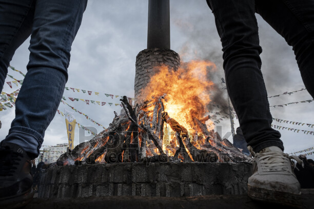 21 Mart 2025 Diyarbakır Amed Newrozunda yanan büyük Newroz ateşi, alevler, duman ve kutlama coşkusu.