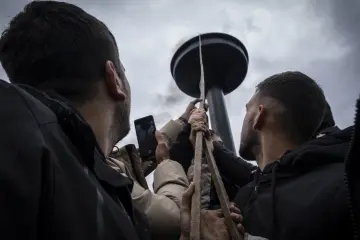 21 Mart 2025 Diyarbakır Amed Newrozunda Newroz ateşinin yakılma anı ve özgürlük coşkusunu yansıtan kalabalık.