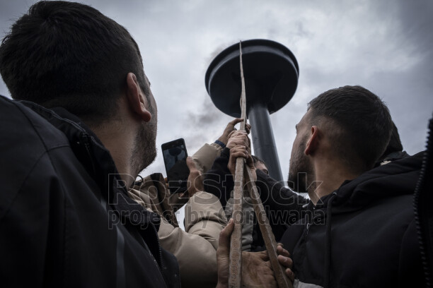21 Mart 2025 Diyarbakır Amed Newrozunda Newroz ateşinin yakılma anı ve özgürlük coşkusunu yansıtan kalabalık.