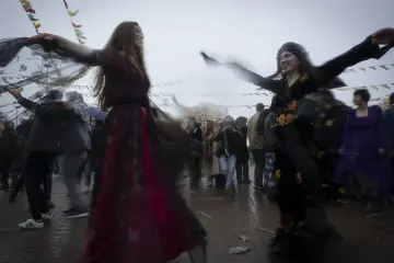 21 Mart 2025 Diyarbakır Amed Newrozunda geleneksel kıyafetlerle halay çeken kadınlar ve kutlama coşkusu.