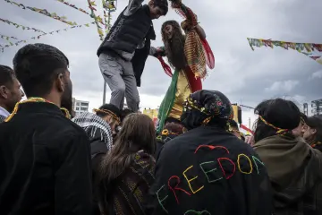 21 Mart 2025 Diyarbakır Amed Newrozunda renkli geleneksel kıyafetler ve coşkulu kalabalık arasında kutlama anı.