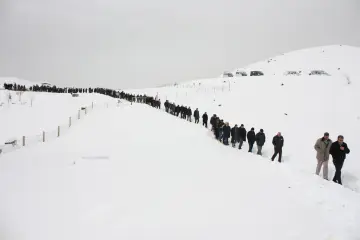 Dersim'de çetin kış koşullarına karşı dayanışmak zorunda kalan vatandaşlar, özellikle kış aylarında dayanışma içerisinde yaşamayı zorunlu kılıyor.  6 aylık kar mevsimine karşı imc usulü ile ayakta kalırken, Pertek'in kırsal köyünde ölen bir yurttaşın cenaze defin işleminden kalan detaylar.