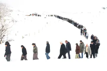 Dersim'de çetin kış koşullarına karşı dayanışmak zorunda kalan vatandaşlar, özellikle kış aylarında dayanışma içerisinde yaşamayı zorunlu kılıyor.  6 aylık kar mevsimine karşı imc usulü ile ayakta kalırken, Pertek'in kırsal köyünde ölen bir yurttaşın cenaze defin işleminden kalan detaylar.