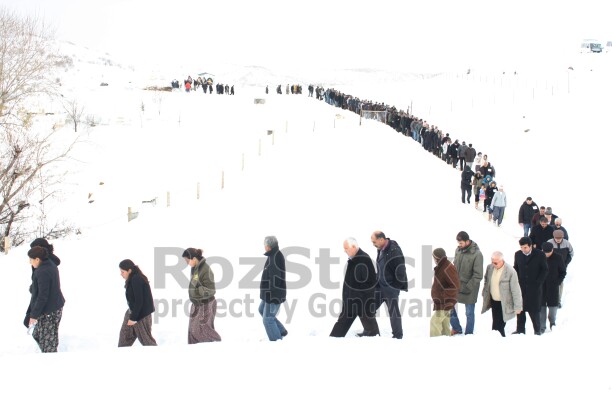 Dersim'de çetin kış koşullarına karşı dayanışmak zorunda kalan vatandaşlar, özellikle kış aylarında dayanışma içerisinde yaşamayı zorunlu kılıyor.  6 aylık kar mevsimine karşı imc usulü ile ayakta kalırken, Pertek'in kırsal köyünde ölen bir yurttaşın cenaze defin işleminden kalan detaylar.