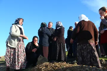 Batman ve Mardin’deki Êzidiler için ölüm, bir son değil; ruhun beden değiştirerek başka bir hayata geçişidir. Bu inanışa Kürtçe ‘kiras guhartin’ gömlek, elbise değiştirmek denir. Reenkarnasyon ruh göçü inancına dayanan bu felsefe nedeniyle, defin ve taziye riüelleri köklü kozmik sembollerle doludur.