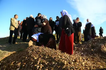 Batman ve Mardin’deki Êzidiler için ölüm, bir son değil; ruhun beden değiştirerek başka bir hayata geçişidir. Bu inanışa Kürtçe ‘kiras guhartin’ gömlek, elbise değiştirmek denir. Reenkarnasyon ruh göçü inancına dayanan bu felsefe nedeniyle, defin ve taziye riüelleri köklü kozmik sembollerle doludur.
