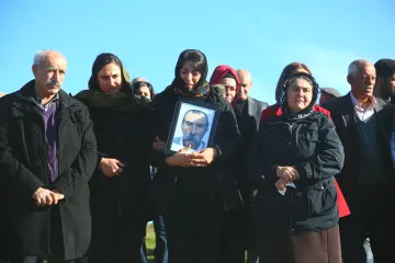 Batman ve Mardin’deki Êzidiler için ölüm, bir son değil; ruhun beden değiştirerek başka bir hayata geçişidir. Bu inanışa Kürtçe ‘kiras guhartin’ gömlek, elbise değiştirmek denir. Reenkarnasyon ruh göçü inancına dayanan bu felsefe nedeniyle, defin ve taziye riüelleri köklü kozmik sembollerle doludur.