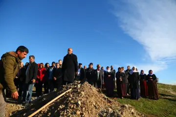 Batman ve Mardin’deki Êzidiler için ölüm, bir son değil; ruhun beden değiştirerek başka bir hayata geçişidir. Bu inanışa Kürtçe ‘kiras guhartin’ gömlek, elbise değiştirmek denir. Reenkarnasyon ruh göçü inancına dayanan bu felsefe nedeniyle, defin ve taziye riüelleri köklü kozmik sembollerle doludur.