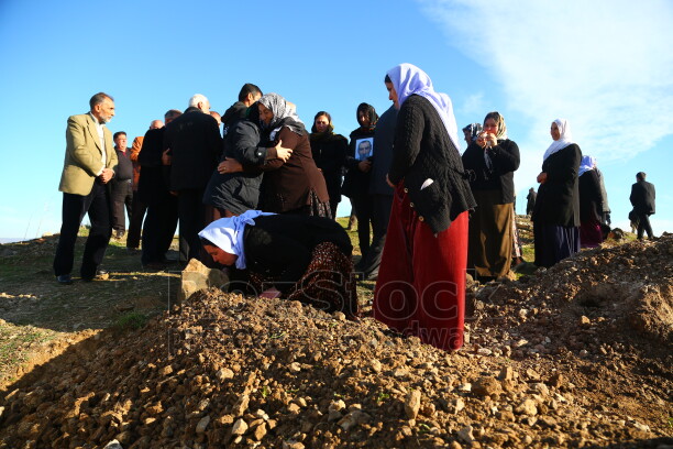 Batman ve Mardin’deki Êzidiler için ölüm, bir son değil; ruhun beden değiştirerek başka bir hayata geçişidir. Bu inanışa Kürtçe ‘kiras guhartin’ gömlek, elbise değiştirmek denir. Reenkarnasyon ruh göçü inancına dayanan bu felsefe nedeniyle, defin ve taziye riüelleri köklü kozmik sembollerle doludur.