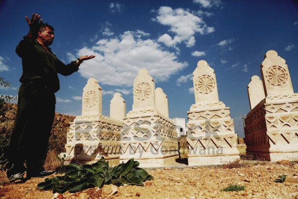 Batman ve Mardin’deki Êzidiler için ölüm, bir son değil; ruhun beden değiştirerek başka bir hayata geçişidir. Bu inanışa Kürtçe ‘kiras guhartin’ gömlek, elbise değiştirmek denir. Reenkarnasyon ruh göçü inancına dayanan bu felsefe nedeniyle, defin ve taziye riüelleri köklü kozmik sembollerle doludur.