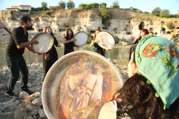 Tarihi Hasankeyf’in sular altında bırakılmasına karşı çıkan sanatçılar, Batman merkezde toplanarak 50 km yolu yürüyerek Hasankeyf’e ulaştı. Dersim, Cizre, Mardin, İstanbul, İzmir ve Mersin’den gelen ve enstrümanlarını beraberinde getiren sanatçılar yol boyu erbane eşliğinde şarkılar söylendi.