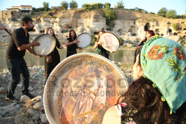 Tarihi Hasankeyf’in sular altında bırakılmasına karşı çıkan sanatçılar, Batman merkezde toplanarak 50 km yolu yürüyerek Hasankeyf’e ulaştı. Dersim, Cizre, Mardin, İstanbul, İzmir ve Mersin’den gelen ve enstrümanlarını beraberinde getiren sanatçılar yol boyu erbane eşliğinde şarkılar söylendi.