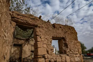 Şanlıurfa Harran tarihi kerpiç ev kalıntısı, geleneksel mimari ve kültürel mirası yansıtan turistik fotoğraf.