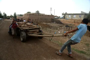 İŞİD’in Kobani’ye yönelik saldırısı sonrası bölgede geniş çaplı katliamlar ve insani bir trajedi yarattı. Savaş sonrası evleri yıkılan insanlar, bir yandan yaşadıkları travmayı atlatmaya çalışırken, diğer yandan yıkılan evlerini el birliğiyle onarmaya çalışıyor.