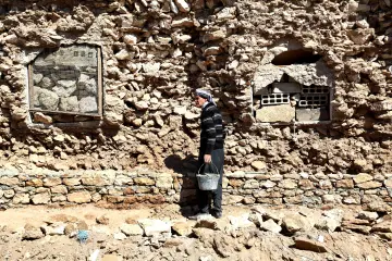 İŞİD’in Kobani’ye yönelik saldırısı sonrası bölgede geniş çaplı katliamlar ve insani bir trajedi yarattı. Savaş sonrası evleri yıkılan insanlar, bir yandan yaşadıkları travmayı atlatmaya çalışırken, diğer yandan yıkılan evlerini el birliğiyle onarmaya çalışıyor.