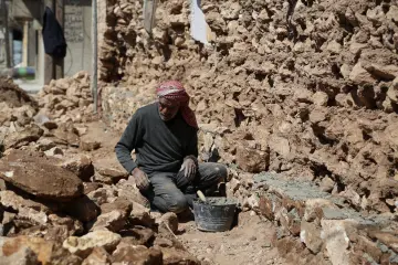 İŞİD’in Kobani’ye yönelik saldırısı sonrası bölgede geniş çaplı katliamlar ve insani bir trajedi yarattı. Savaş sonrası evleri yıkılan insanlar, bir yandan yaşadıkları travmayı atlatmaya çalışırken, diğer yandan yıkılan evlerini el birliğiyle onarmaya çalışıyor.