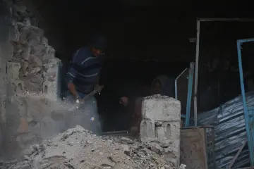 İŞİD’in Kobani’ye yönelik saldırısı sonrası bölgede geniş çaplı katliamlar ve insani bir trajedi yarattı. Savaş sonrası evleri yıkılan insanlar, bir yandan yaşadıkları travmayı atlatmaya çalışırken, diğer yandan yıkılan evlerini el birliğiyle onarmaya çalışıyor.