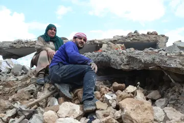 İŞİD’in Kobani’ye yönelik saldırısı sonrası bölgede geniş çaplı katliamlar ve insani bir trajedi yarattı. Savaş sonrası evleri yıkılan insanlar, bir yandan yaşadıkları travmayı atlatmaya çalışırken, diğer yandan yıkılan evlerini el birliğiyle onarmaya çalışıyor.