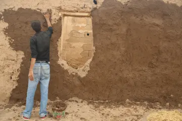 İŞİD’in Kobani’ye yönelik saldırısı sonrası bölgede geniş çaplı katliamlar ve insani bir trajedi yarattı. Savaş sonrası evleri yıkılan insanlar, bir yandan yaşadıkları travmayı atlatmaya çalışırken, diğer yandan yıkılan evlerini el birliğiyle onarmaya çalışıyor.