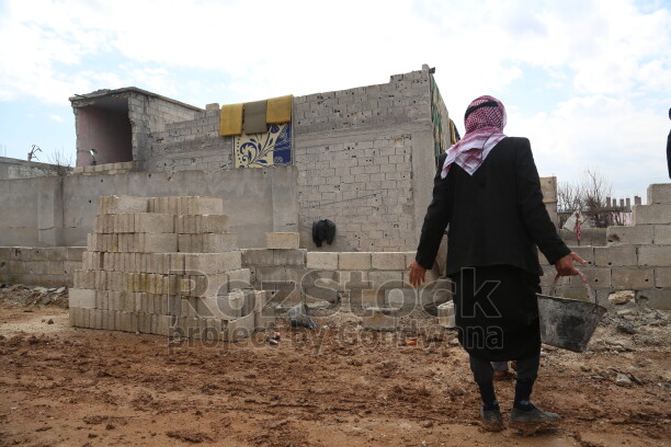 İŞİD’in Kobani’ye yönelik saldırısı sonrası bölgede geniş çaplı katliamlar ve insani bir trajedi yarattı. Savaş sonrası evleri yıkılan insanlar, bir yandan yaşadıkları travmayı atlatmaya çalışırken, diğer yandan yıkılan evlerini el birliğiyle onarmaya çalışıyor.