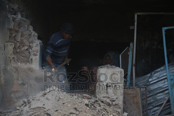 İŞİD’in Kobani’ye yönelik saldırısı sonrası bölgede geniş çaplı katliamlar ve insani bir trajedi yarattı. Savaş sonrası evleri yıkılan insanlar, bir yandan yaşadıkları travmayı atlatmaya çalışırken, diğer yandan yıkılan evlerini el birliğiyle onarmaya çalışıyor.