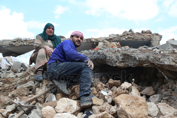 İŞİD’in Kobani’ye yönelik saldırısı sonrası bölgede geniş çaplı katliamlar ve insani bir trajedi yarattı. Savaş sonrası evleri yıkılan insanlar, bir yandan yaşadıkları travmayı atlatmaya çalışırken, diğer yandan yıkılan evlerini el birliğiyle onarmaya çalışıyor.