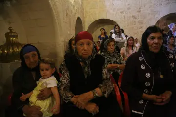 Süryaniler için en önemli Aziz Mor Gabriel Anma ve kutlama günlerinden biri, Midyat'takİ Mor Gabriel Manasırı’nda her yıl Ağustos ayının son haftasında gerçekleşiyor. Manastır’da toplanan Süryaniler, ayin sonrası birlikte bayram yemeğini yiyor ve sabahın ilk ışıklarına kadar manastırda kalıyor.