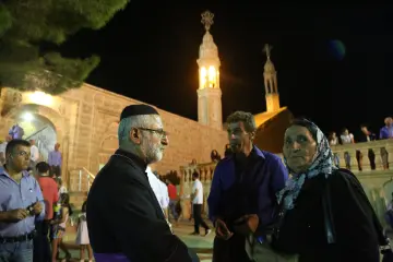 Süryaniler için en önemli Aziz Mor Gabriel Anma ve kutlama günlerinden biri, Midyat'takİ Mor Gabriel Manasırı’nda her yıl Ağustos ayının son haftasında gerçekleşiyor. Manastır’da toplanan Süryaniler, ayin sonrası birlikte bayram yemeğini yiyor ve sabahın ilk ışıklarına kadar manastırda kalıyor.