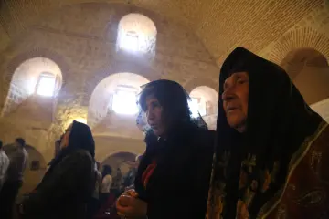 Süryaniler için en önemli Aziz Mor Gabriel Anma ve kutlama günlerinden biri, Midyat'takİ Mor Gabriel Manasırı’nda her yıl Ağustos ayının son haftasında gerçekleşiyor. Manastır’da toplanan Süryaniler, ayin sonrası birlikte bayram yemeğini yiyor ve sabahın ilk ışıklarına kadar manastırda kalıyor.