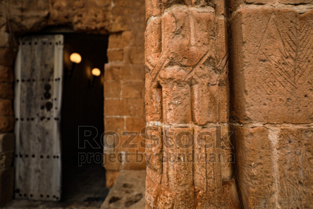 Tahta Kapısı ve İşlenmiş Duvarlarıyla Tarihi Kasımiye Medresesi