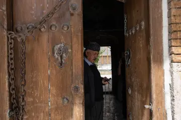 eski taş ev, geleneksel yaşam tarzı, insan portresi, Türkiye kültürü, tarihi sokaklar, seyahat fotoğrafı, kültürel değerler,