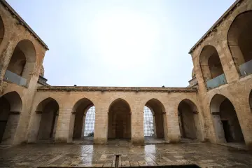 Tarihi Kasımiye Medrese Avlusu Sarı Taş Duvarlar