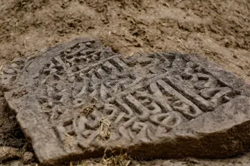 Geometrik oyma motiflerle süslenmiş tarihi taş blok detayı, geleneksel taş işçiliğinin estetik örneklerinden birini yansıtıyo
