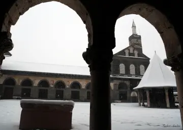 Diyarbar'ın Suriçi İlçesi'nde bulunan tarihi Ulu Cami, MS 639 yılından bu yana kentin en büyük ibadethanesi olan Mar Toma Kilisesi, cami olarak müslüman aleminin abadetgahı olarak günümüze kadar ayakta kalmayı başarıyor.