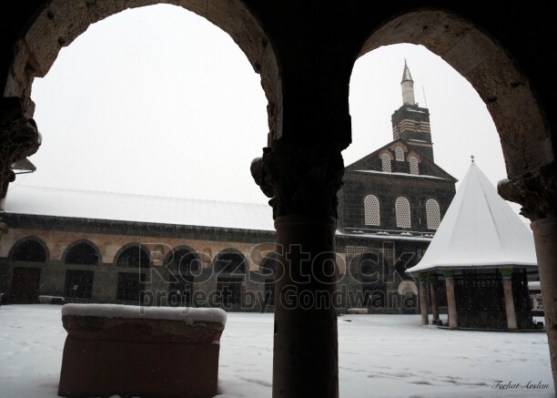 Diyarbar'ın Suriçi İlçesi'nde bulunan tarihi Ulu Cami, MS 639 yılından bu yana kentin en büyük ibadethanesi olan Mar Toma Kilisesi, cami olarak müslüman aleminin abadetgahı olarak günümüze kadar ayakta kalmayı başarıyor.